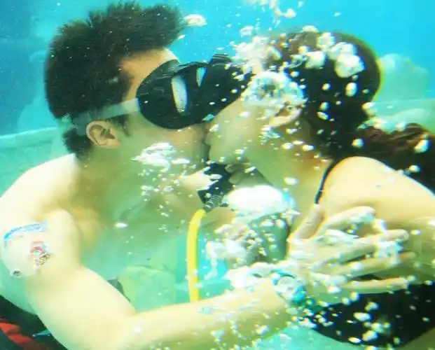 上海"水下接吻大赛"吸引情侣秀恩爱"