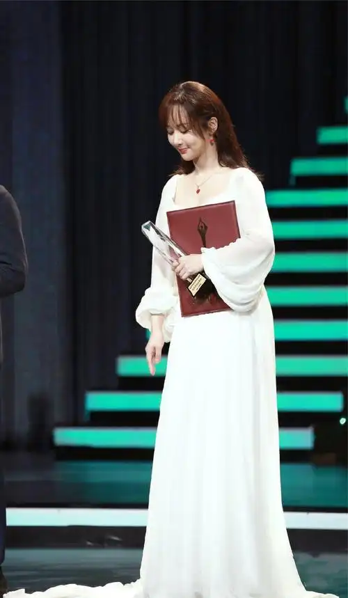 2022杨紫同款生日气质高贵宴会白色连衣裙女轻婚纱晚礼服仙气旅拍