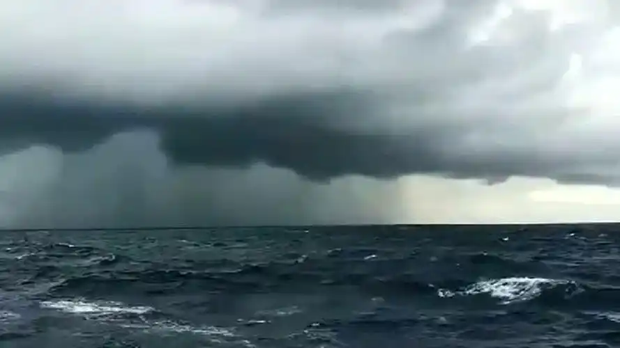 这种黑色的海水看起来太恐怖了,是海太深了,还是天气的原因?