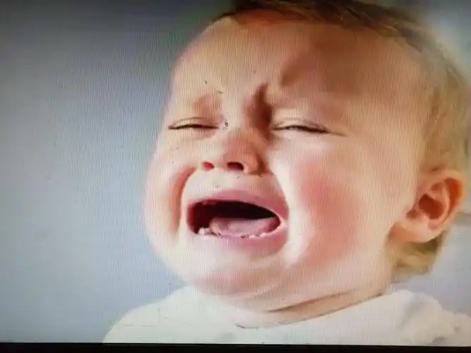 先是出示大哭的图片引起孩子的兴趣,孩子们开始各种猜想宝宝大哭的