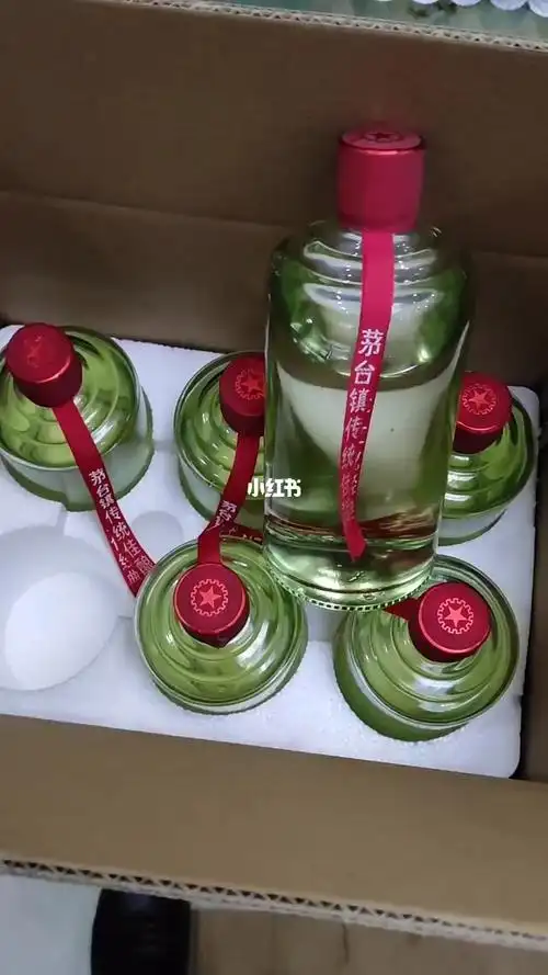 年份坤沙老酒,为了让更多的朋友看到酒体,采用亚克力透明玻璃瓶罐装