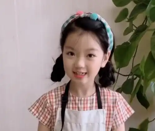 本以为阿拉蕾长大后够美了,看到小山竹长大后,网友:这才是明星脸!