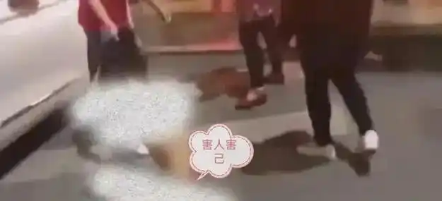 暴打小三当街扒其衣服扯头发踢下体引众多路人围观