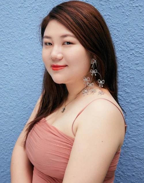 杨天真穿吊带裙露面,自信摆拍不输女团,终于清楚何为"丰腴美"