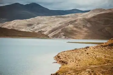 中国西藏思金拉措圣湖风光