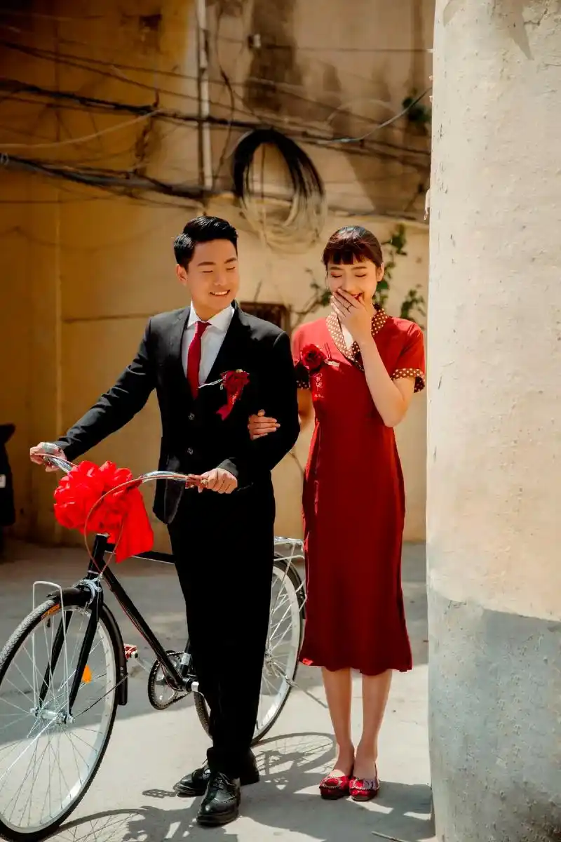 爸妈同款80年代复古婚纱照.仿佛穿越回爸妈那个年代,复刻经典 - 抖音