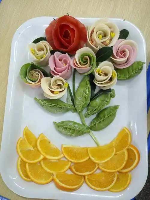 写美篇  接着在我们班高手如云的家长们的努力下 我们准备的创意"饺子