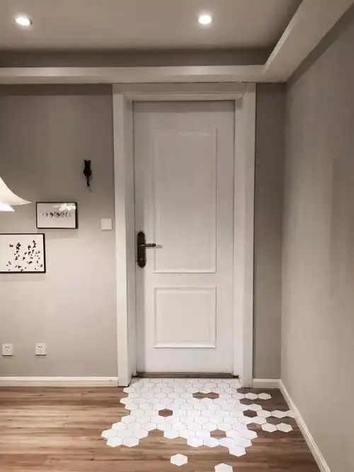 4321因为多数家庭的墙面都是白色的,所以白色是最为常见的室内门搭配