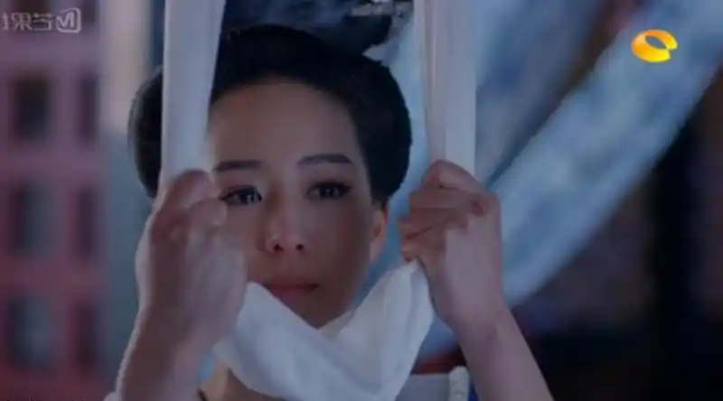 古装剧中上吊自杀的几位女子,杨幂好压抑,闫妮最喜感,而她最美