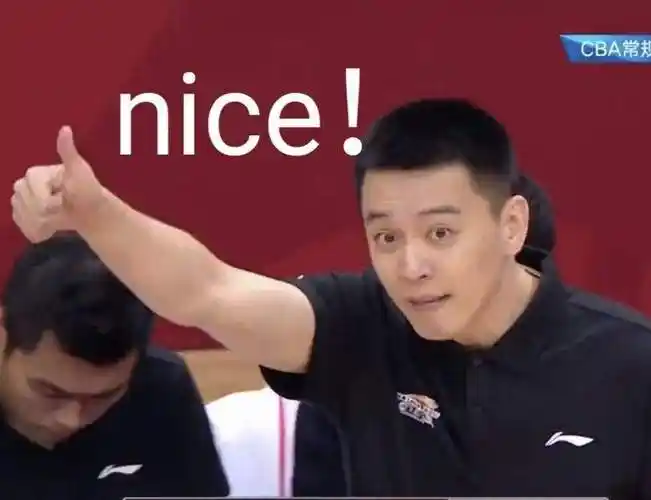 原创沈阳体育学院大屏幕放辽篮集体观看杨鸣表情包氛围感拉满