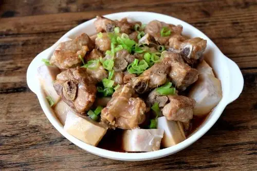 芋头和排骨一起蒸,简单易做营养美味,中秋家宴做它最省事!