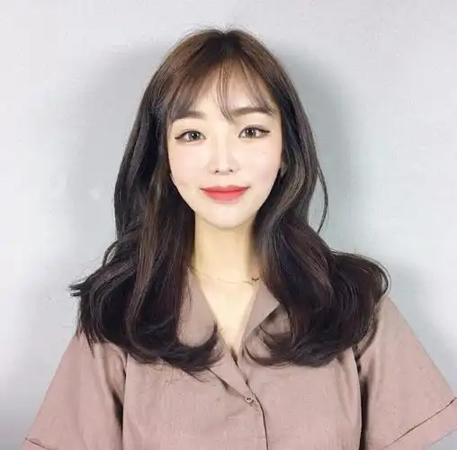 脸宽女生适合什么发型适合大脸的发型