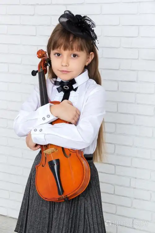小女孩抱着一把小提琴