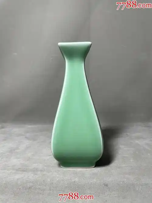 龙泉青瓷豆青釉四方瓶