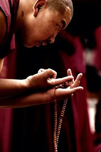 念珠在握,辩经时的僧侣.