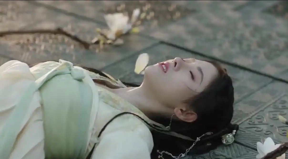 鞠婧祎到底有多作?厕所晕倒被指在地上玩手机?配合"仇人"唱歌