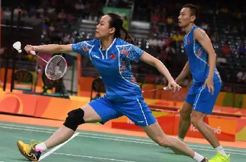 8月15日,张楠(右)/赵芸蕾在比赛中.新华社记者韩瑜庆摄
