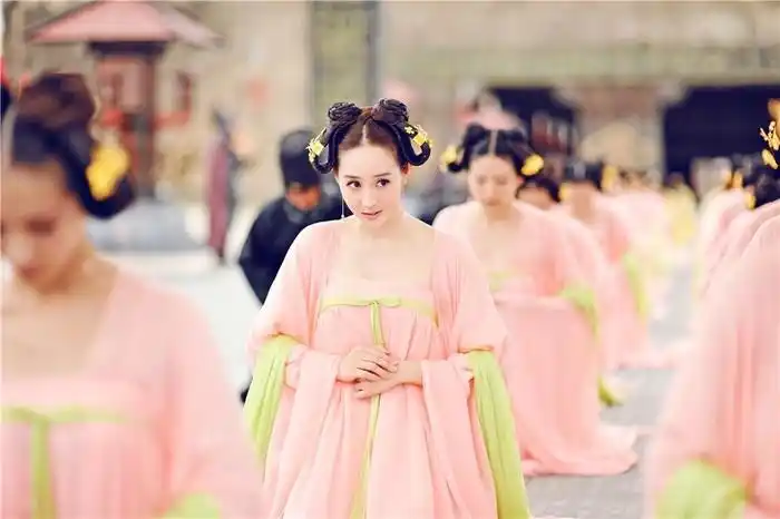 电视剧里多少黑化了她,但毕竟是宫廷,谁活着没有点手腕?