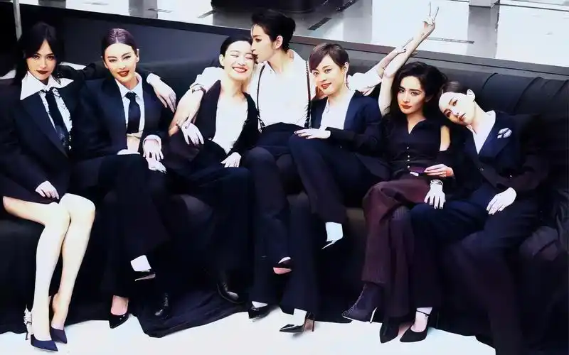 【姬圈高能】全员西装革履倒放t台定点 女明星集体下蛊 无一拉垮 进来