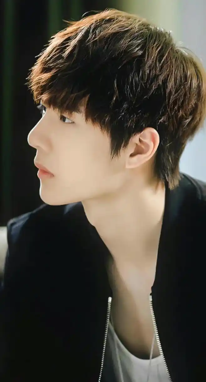 王一博无敌侧颜杀,这下颚线真的绝了.