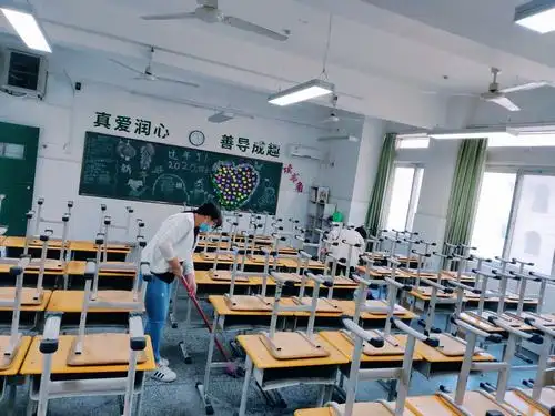 团结大扫除 共迎复学时——大学路第二小学"校园卫生大扫除"活动