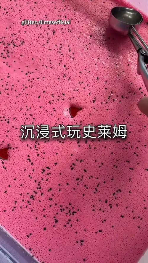 外国小姐姐沉浸式玩史莱姆