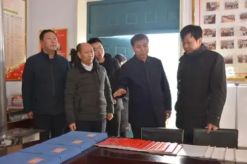 2月1日上午,平鲁区委书记刘旋冒着严寒,轻车简从,带领副区长高日平,区