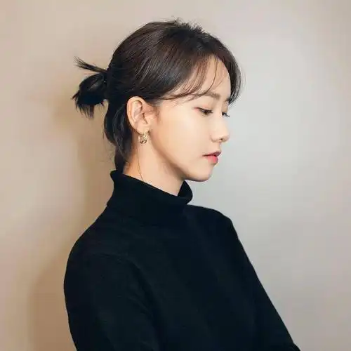 林允儿开通官方ins 丰富表情9宫格展现多彩魅力