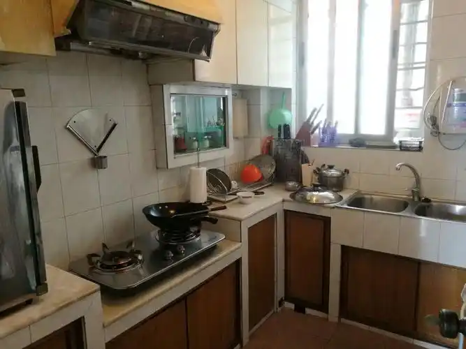 这是装修前杂乱无章的厨房.