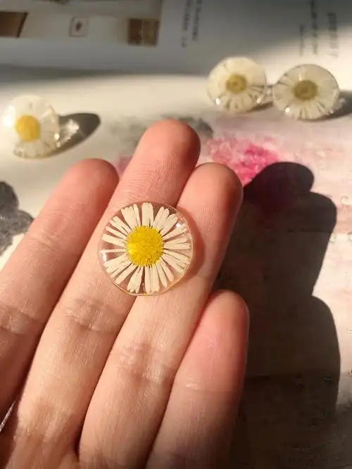 滴胶小雏菊饰品|手工艺|首饰设计|苏醒之_原创作品-站酷zcool