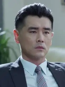 程友信(李修蒙饰演)