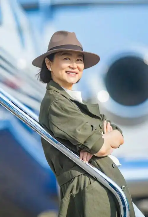 69岁林青霞被偶遇,听到被夸漂亮,亲切回应"谢谢"