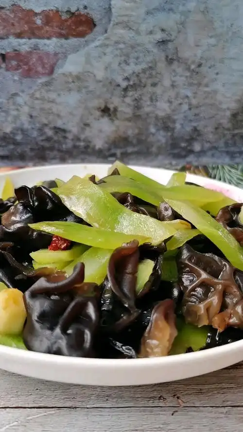 莴笋炒木耳的做法【步骤图】