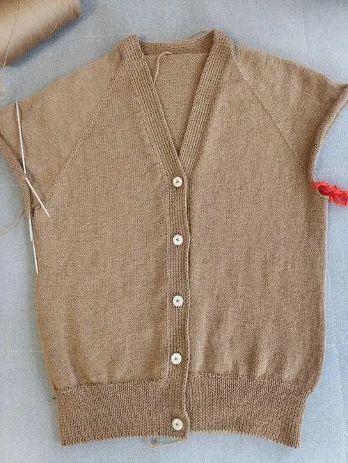 扣子随意分的针大小到还挺合适[庆祝r][庆祝r]#毛衣开衫  #从上往下织