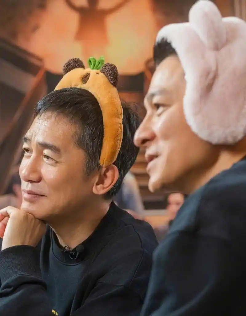 刘德华和梁朝伟的最新合影,造型十分俏皮可爱,令人捧腹大笑.