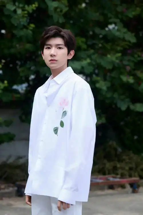王源白色系穿搭##王源白衬衫回眸