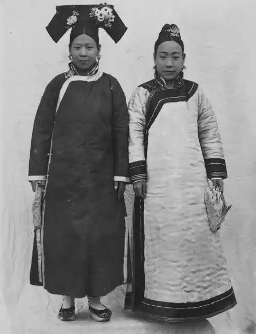 清朝满人贵妇的清晰老照片羡慕汉人三寸金莲发明了高跟鞋