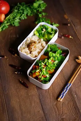 午餐便当,栗子杂粮饭,蒜蓉小白菜,麻辣牛腩.