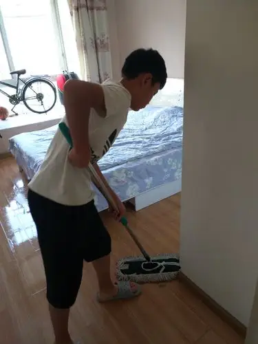 在家没事,帮妈妈打扫卫生.