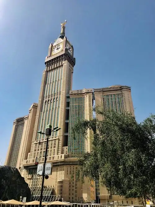 麦加钟楼是麦加标志性的建筑.集酒店,商场和观"天房"的最佳位置.