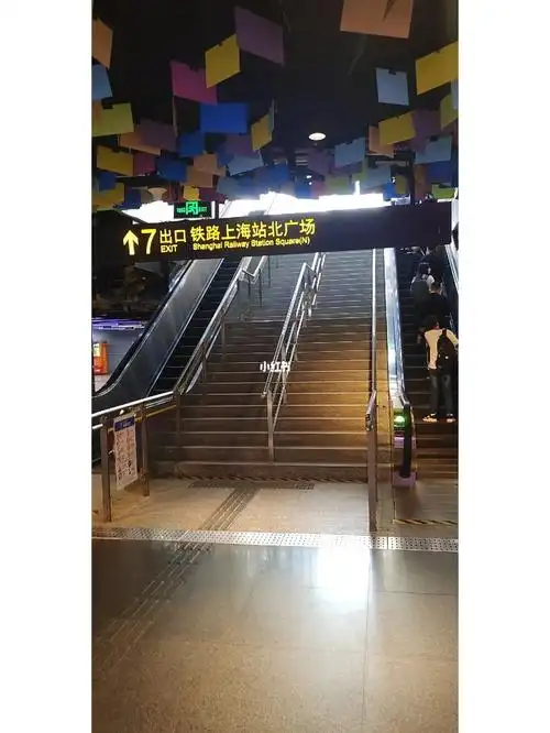 下了地铁,一定要走7/8号出口,从7号口的扶梯上来,火车进站口就在你