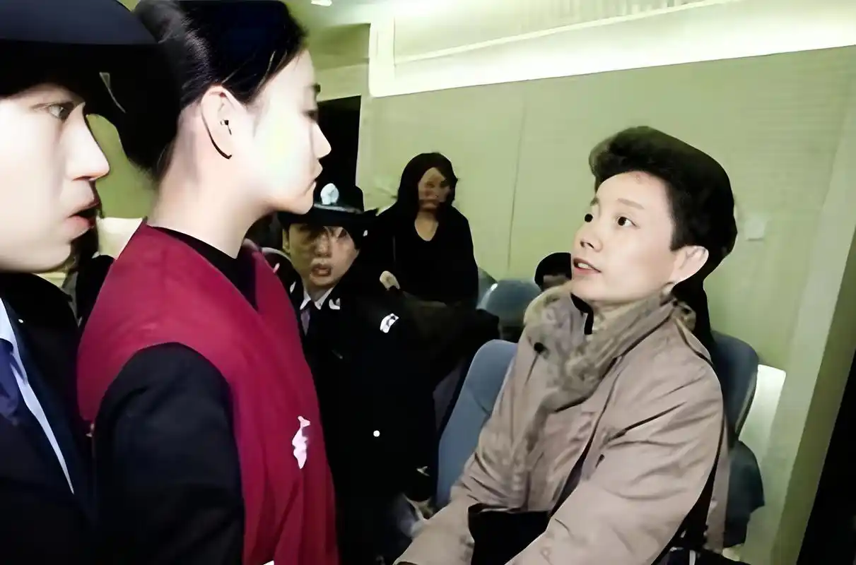 2006年,19岁的北京女模特张笑因为想给男友买保时捷而向世界冠军和亲