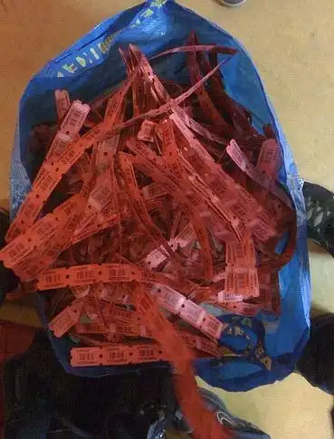 去完ikea,把买来的东西都清空用来装这个了~ 满满一袋