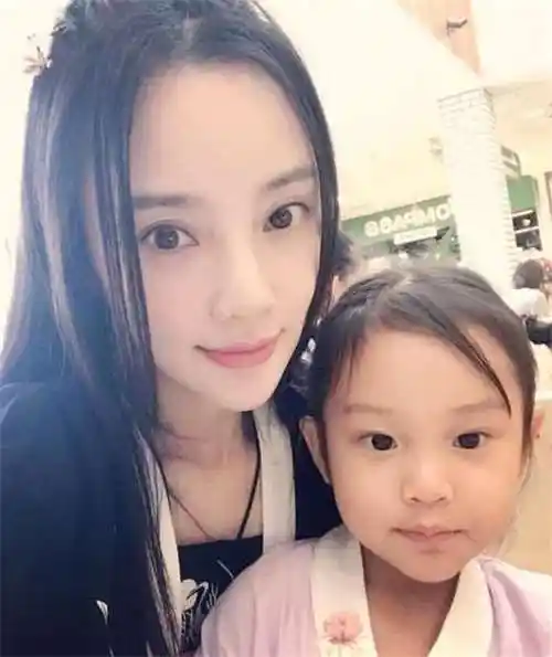 李小璐宣布二胎李小璐妈妈回应李小璐出轨风波两人正在筹备二胎李小璐