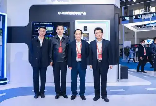 交通运输部科技司司长庞松(左二),公路科学研究院副院长,总工程师