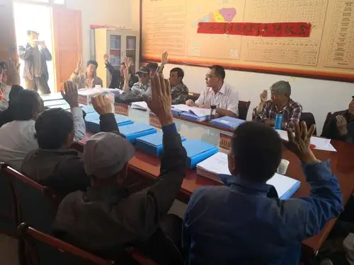 对于评定的低保对象进行举手表决