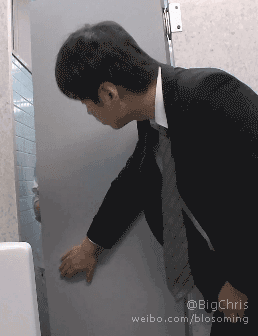 gif动图美女你裤子上有血迹啊我可以帮你擦一下吗