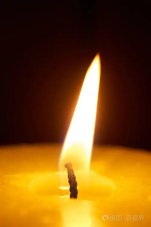 黄色的蜡烛在黑暗的房间里燃烧.