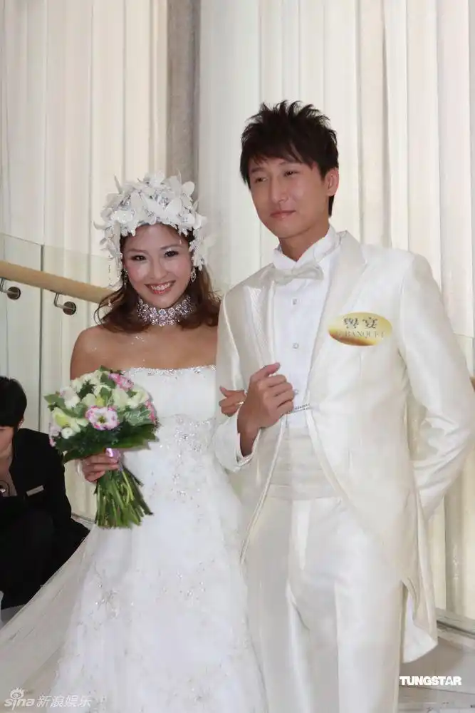 组图:洪天明周家蔚婚纱秀大方热吻 不急结婚生子_高清图集_新浪网