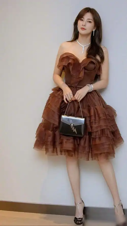 张雨绮沙漏型身材太抢眼时尚穿搭大秀好身材尽显女人味